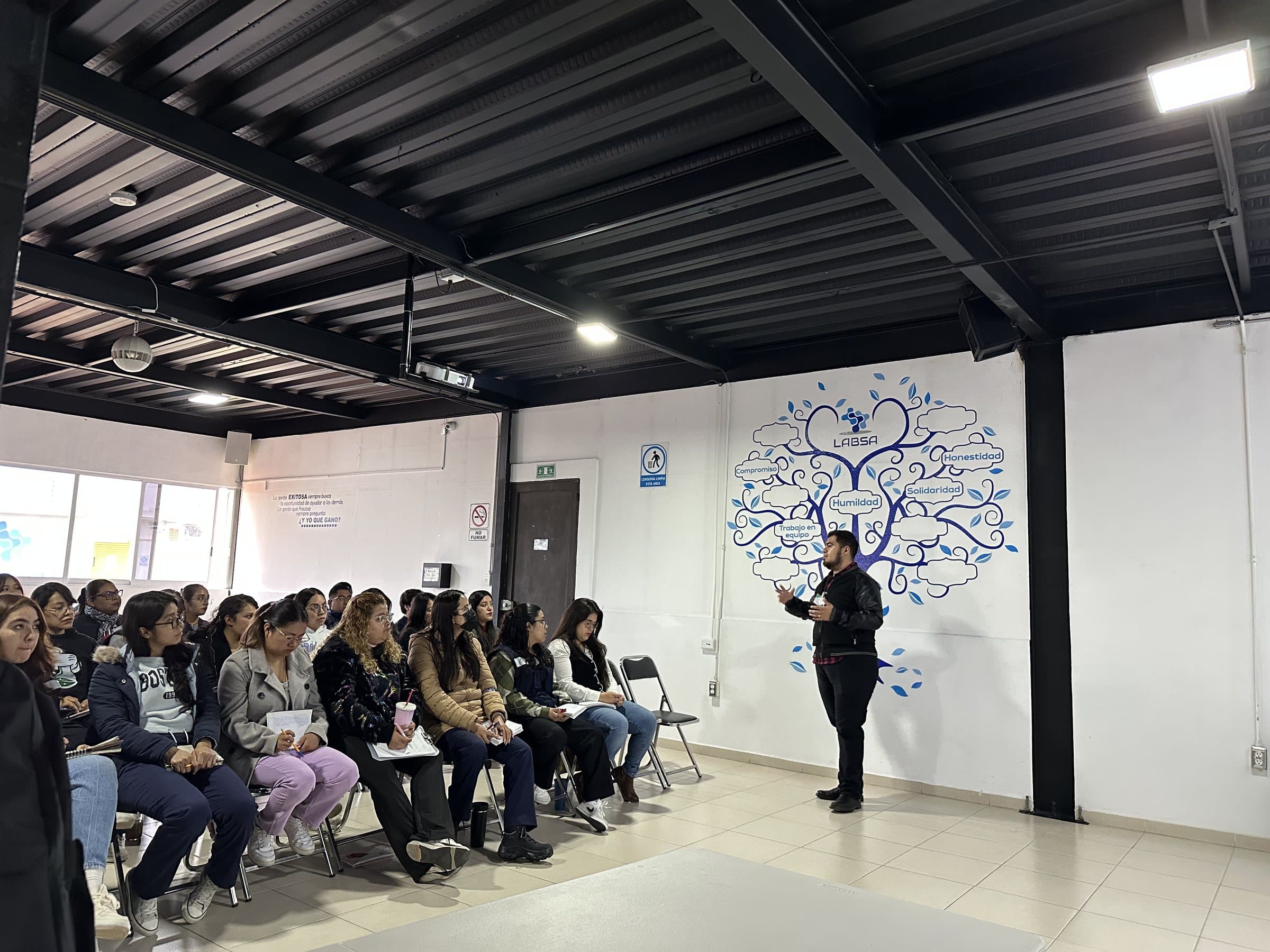 Grupo en curso de Grupo VAD atendiendo la sesión del instructor