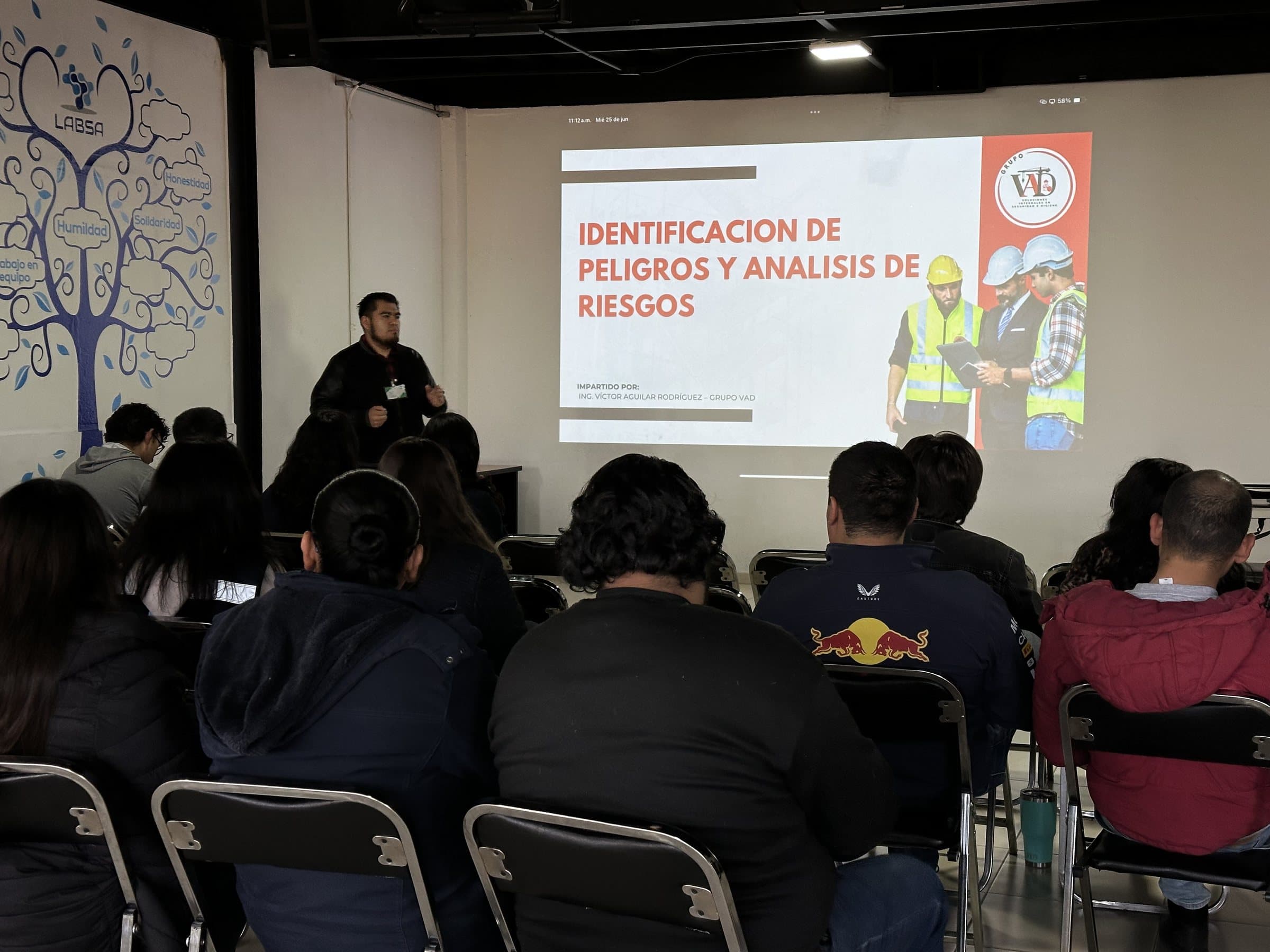 Instructor de Grupo VAD impartiendo identificación de peligros y análisis de riesgos