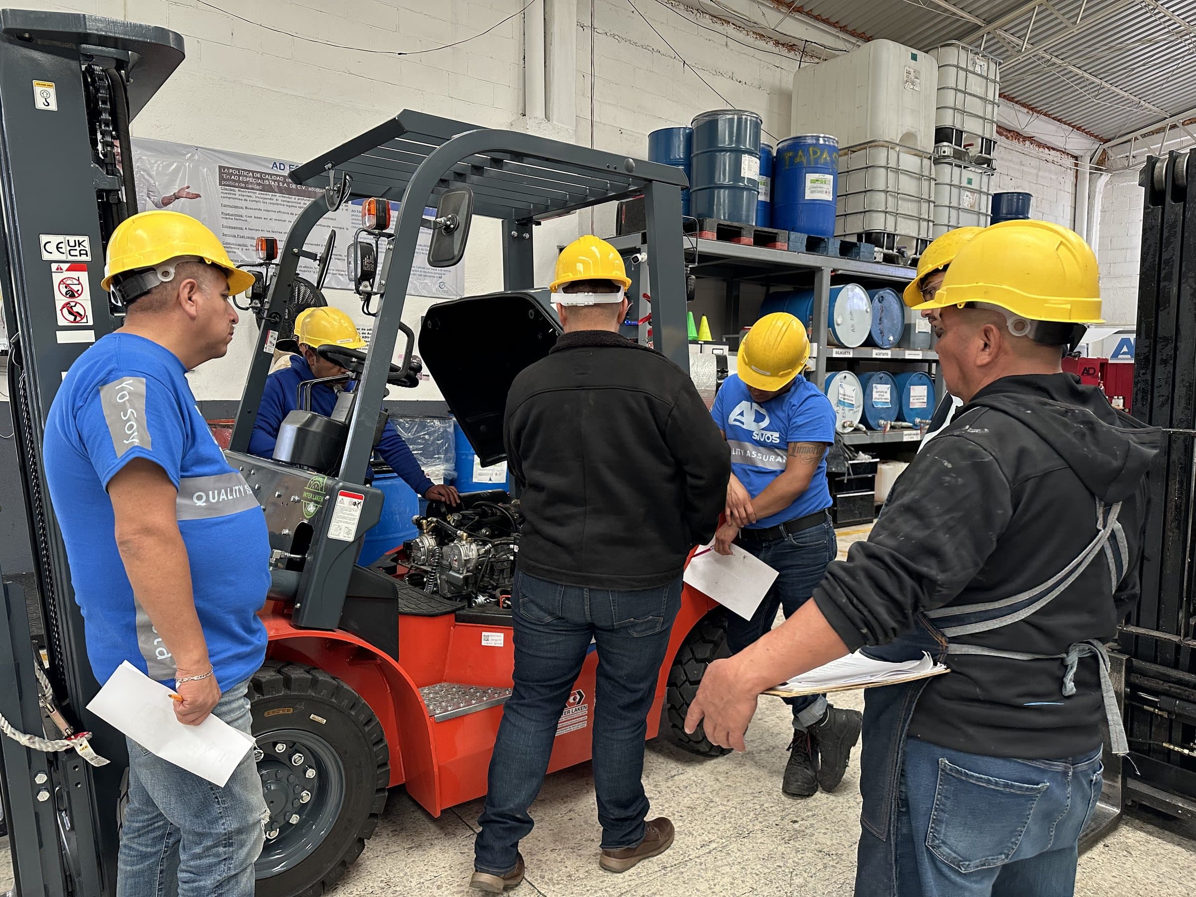 Práctica de inspección de montacargas durante un curso de Grupo VAD